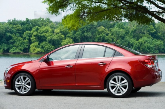 8.Chevrolet Cruze (147 620). Amerikānis ar Eiropas gēniem. Cruze tehnika lielākoties ir Riselsheimas inženieru darbs, bet dizains izstrādāts GM Dienvidkorejas meitasuzņēmumā Daewoo. Cruze izmanto Opel izstrādāto platformu, uz kuras top arī Chevrolet Volt, Opel Ampera un Astra. Jāpiezīmē, ka Cruze beidzot nodrošinājis GM ilgi gaidīto veiksmīgo startu mazo sedanu klasē.
