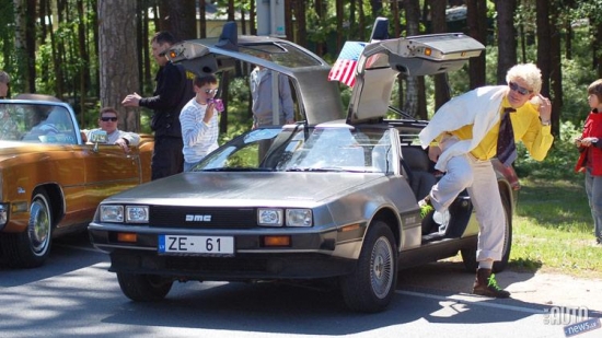 Pirmais Latvijā reģistrētais "De Lorean" piedalījās amrikāņu auto salidojumā- "Saulkarsti 2010". Kulta filmas "Atpakļ nākonē" varonis "De Lorean" guva milzīgu apmeklētāju uzmanību un interesi.