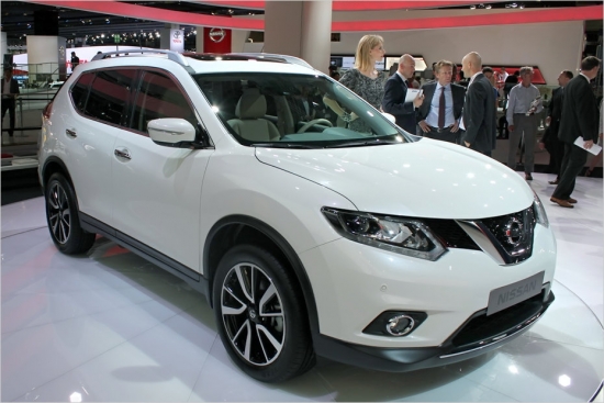 Nissan X-Trail.
Nissan apvidus auto kā pirmais no kompānijas modeļiem tiek pie jaunās Nissan Connect multimediju sistēmas, kas ietver arī interneta funkciju. Aprīkojums uzlabots ar jaunu mērinstrumentu paneli, kur dominē 5 collu informācijas ekrāns un ekonomiskākiem motoriem. Tirgū jaunais X-Trail gaidāms 2014.gada vasarā.