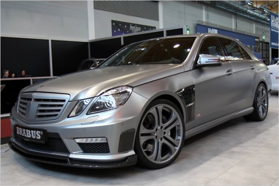 Bodenzē nav iedomājama bez Brabus – šoreiz botropieši nestartē ar savu ekspozīciju, bet gan metuši kauliņus kopā ar riepu gigantu Yokohama. Brabus E 63 AMG iebūvēts 6,2 litru 555 ZS (650 Nm) V8, kas nodrošina 4,3 sekundes līdz 100 km/h un maksimālo ātrumu 300 km/h