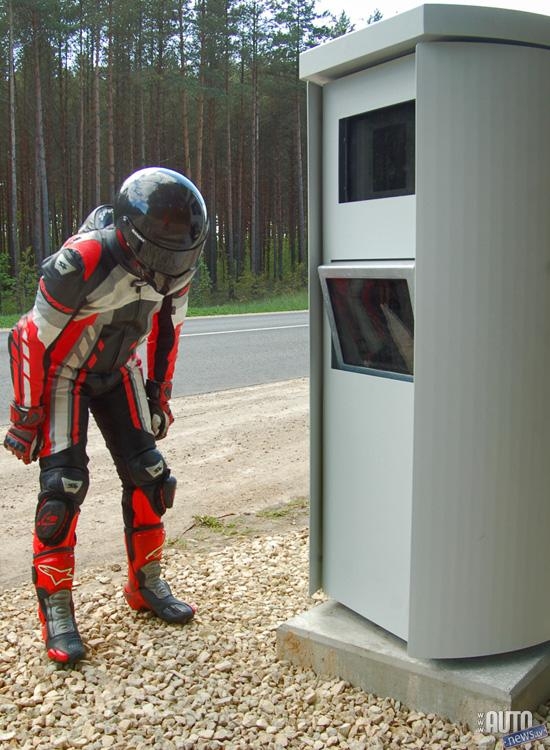 Kādu dienu Autoņevzis brauca uz Mārupi. Kas tas ? Kāds ir izmetis ledusskapi ???
