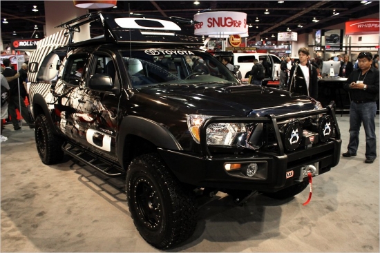 Toyota Tacoma 4x4 TRD Supercharged noderēs dodoties izbraukumā uz savvaļas zooparku, medībās vai uz grūti pieejamu ūdeņu piekrasti. Pienācīgu vilkmi nodrošinās V6 305 ZS turbomotors, bet atbilstošu skaņu – izplūdes sistēma no augstas kvalitātes tērauda. Automobilis aprīkots, tostarp ar stiprinājumiem 6-8 sērfošanas dēļiem, dušu, vinču, apvidus riepām un „ķenguru sitamo.”
