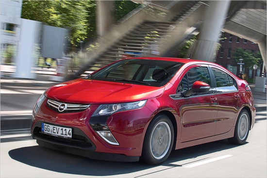 Opel Ampera. Tehniski Opel Ampera ir Chevrolet Volt Eiropas analogs – 111 kilovatu elektromotors un 82 ZS benzīna agregāts ļauj elektriskā režīmā nobraukt aptuveni 60 km, bet, pieslēdzot benzīna dzinēju (tas notiek automātiski), distance pagarinās līdz 500 km. Arī Ampera akumulatorus var uzlādēt pie mājas elektrotīkla, bet tās cena ir par kripatiņu lielāka nekā Chevrolet Volt – 42 900€ pret 41 950€. 

