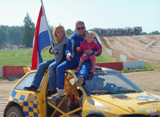Eiropas čempionāta debitants holandietis Sīmons Pītoms ar ģimeni un Seat Ibiza automašīnu. 