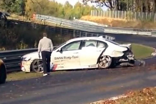 Neviens nav perfekts. Vēl viens BMW profesionālis piedzīvoja avāriju decembra vidū – tā saucamais Ring-Taxi jeb automobilis, kas par naudu izvizina klientus pa leģendāro Nirburgringas trasi, ļaujot sajust ātruma valdzinājumu 20 km garajā aplī. 650 000 km garumā netika piedzīvots neviens vērā ņemams incidents, tomēr šā gada nogalē pieredzējušais M5 vadītājs Haralds Grohs kļūdījās, veicot izvairīšanās manevru – BMW izslīdēja no trases un tika sadauzīts pret trases barjerām. Arī šajā gadījumā cilvēki necieta.