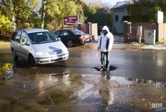 Bedrē atrodas J.Endzelīna un A.Bieziņa ielu krustojuma braucamās daļas vidū.