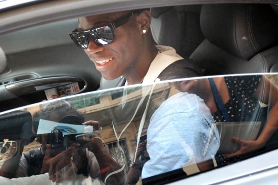 Balotelli nemainās. Tikpat raibi notikumi vajā AC Milan futbola zvaigzni Mario Balotelli – ātrumu un dārgus automobiļus mīlošais uzbrucējs ne reizi vien iekļuvis satiksmes negadījumos – pēdējo reizi 2013.gada oktobrī, kad ar savu Audi uztriecās virsū kādai citai automašīnai.
