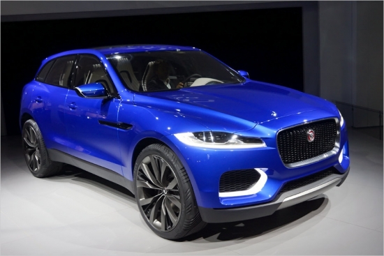 Jaguar C-X17.
Konceptautomobilis Jaguar C-X17 tiek pozicionēts kā britu markas pirmā krosovera priekšvēstnesis. Pēc izmēriem tas ir mazāks par Porsche Cayenne, tātad tirgū visticamāk konkurēs ar topošo Porsche Macan un jaunās paaudzes Audi Q5. Jaguar krosovers ir pirmais modelis, kas izgatavots uz jaunās platformas, kas pieļauj modeļu konstruēšanu ar četru un sešu cilindru motoriem, aizmugurējo un visu riteņu piedziņu. Tiesa, vispirms uz šīs platformas taps neliels sedans, kas dienasgaismu ieraudzīs 2015.gadā.
