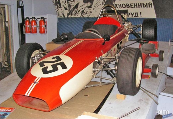 "Москвич-Г4". 60. gadu Junior klases formula Moskvič G4, kam 408. dzinējs atkal pārceļoja uz aizmuguri, kļuva par vienu no veiksmīgākajām, to izkonkurēja tikai Estonia. Atšķirība bija tā, ka igauņi būvēja formulas nelielā sērijā, bet Maskavā tapa vien trīs Moskvič G4 eksemplāri, toties ar visu riteņu neatkarīgo piekari.