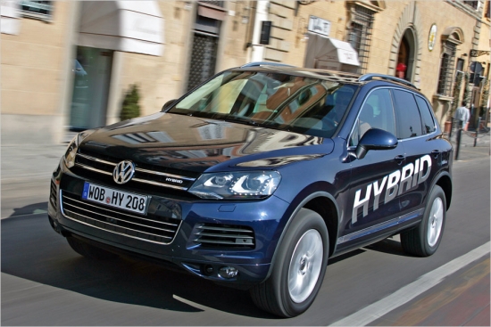VW Touareg V6 TSI Hybrid. Pateicoties V6 benzīna motoram un elektrodzinējam ar kopējo jaudu 380 ZS, 2,3 tonnas smagais hibrīda Touareg var sasniegt 240 km/h un no vietas līdz simtam paātrināties 6,5 sekundēs. Ekoloģiskā Volkswagen apvidnieka cena būs vismaz 75 500 eiro.


