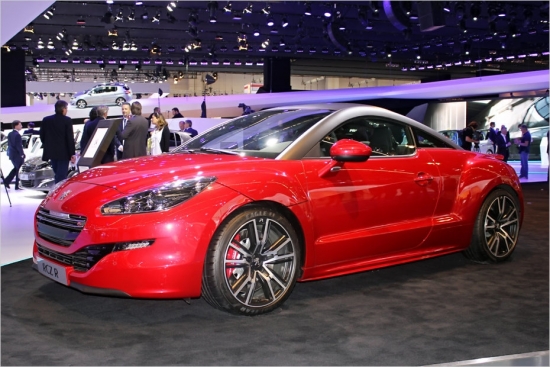 Peugeot RCZ R. Franču kompānijas jaudīgākais sērijveida modelis izmanto 1,6 litru benzīna turbo motoru, kas attīsta 270 ZS jaudu un 330 Nm griezes momentu. Komplektā ar sešu pakāpju manuālo pārnesumkārbu kupeja 100 km/h sasniedz 5,9 sekundēs un var paātrināties līdz elektronikas ierobežotajiem 250 km/h. Degvielas patēriņš – tikai 6,3 litri uz 100 km. Tirdzniecībā – no 2014.gada, cena pagaidām nav zināma.