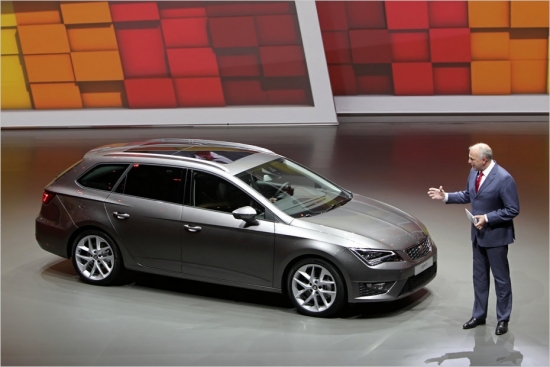 Seat Leon ST. Savukārt Seat boss Jirgens Stakmans ar lepnumu prezentē jauno Leon ST– līdz pat 1470 litriem ietilpīgu kompaktās klases universālu, kas pārdošanā nonāks novembrī. 4,54 m garais Leon ST ir par 27 cm garāks nekā Leon hečbeks. Motoru klāsts tāds pats kā VW Golf (86-184 ZS).