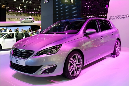 Peugeot 308. 4,25 m garais hečbeks tirgū nonāks septembra beigās un būs pieejams par cenu, kas sākas ar 16 450 eiro. Par šo naudu pircējam piedāvā 308 ar 82 Zs trīscilindru benzīna motoru. Maksājot vairāk var pretendēt uz jaudīgāku benzīna (125;156 ZS) vai kādu no dīzeļa (92;115 ZS) dzinējiem. Jaunā Peugeot 308 cenas vēl netiek atklātas.