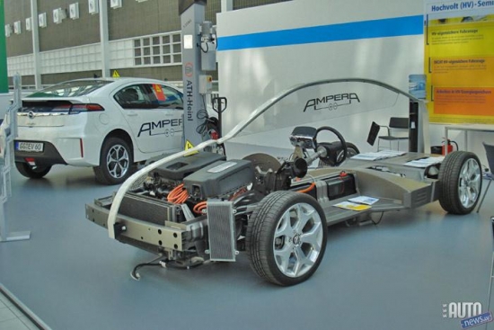 Izstādes laikā notiek apmācību semināri par Opel Ampera remontu.