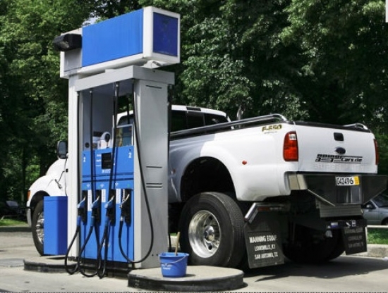 -Ford F650 pikaps. Amerikāņu monstrs ir mīļi gaidīts ikvienā uzpildes stacijā – lai apmierinātu tā apetīti vajadzēs iepildīt 590 litrus dīzeļa, bet tankštelles īpašnieks savā kabatā ieslidinās 784,11 eiro.