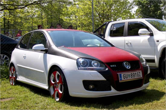 Apšaubāms tūnings - Golf V GTI ar diezgan bezgaumīgi izraibinātu virsbūvi