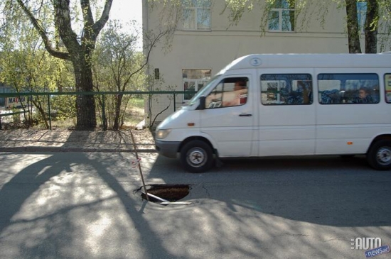 Šī milzu bedre, kuras dziļums ir 80cm, bet platumā sasniedz vienu metru atrodas Pārdaugavā, Zasulauka ielā pie nama Nr.15.