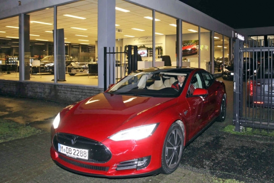 Pulksten 8.13 kopā ar fotogrāfu Svenu Krīgeru bez skaņas pametam sava ceļojuma sākuma punktu. Pirmais Supercharger atrodas 107 km atstatumā un mēs varētu „dot pilnu gāzi,” taču ir divi traucēkļi, kas liedz mums to izbaudīt