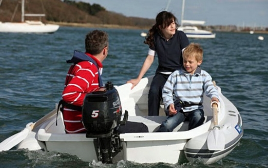 -Suzuki laiviņa nav ne ātra, ne jaudīga, taču savas funkcijas pilda. 5 ZS motors barojas no 1,5 litru tvertnes. To pilda ar Super markas benzīnu, kas izmaksā 2,31 eiro.