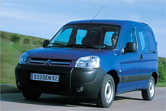 Citroën Berlingo First Electric. Kā jau nosaukums rāda, šis Berlingo pārvietojas vienīgi ar elektropiedziņu, ko nodrošina 42 kilovatu elektromotors un akumulatoru bloks. Furgoniņa tāldarbība – 120 km, akumulatoru uzlādēšanas laiks pie 220 V – 8 stundas, cena – 50 694 eiro.

