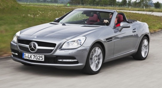 -Mercedes SLK 350. Valējā kabrioleta V6 motors barojas no 70 litru bākas, kuras piepildīšana prasīs trīsciparu skaitli - 107,43 eiro.