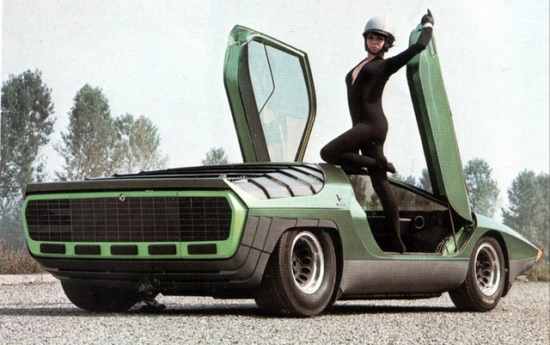 Šķēru durvis (Scissor) arī lambo vai Lamborghini durvis. Jāatzīst, ka šīs konstrukcijas durvis pirmoreiz iebūvēja nevis Lamborghini, bet gan citā itāļu sportkārā – 1968.gada Alfa Romeo Carabo (attēlā). Durvju autors bija Marčello Gandini no Bertone. Kā vēsta Wikipedia, Gandini vēlējies izgatavot novatoriska dizaina durvis, kas palīdzētu atrisināt Carabo problēmu ar nepietiekamo redzamību uz aizmuguri – lai vadītājs varētu virzīties atpakaļgaitā, vajadzēja atvērt durvis un izliekt ķermeņa augšdaļu pa durvju nišu – vienīgi šādi varēja pārliecināties, kas notiek aizmugurē. Bet pat pirmo sērijveida automobili ar šādu durvju konstrukciju patiešām kļuva Lamborghini, konkrēti – modelis Countach. 

