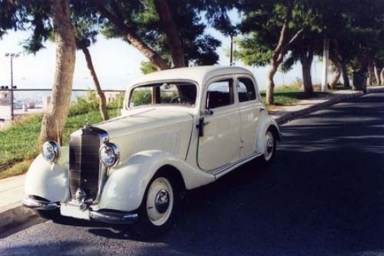 1950.gada Mercedes-Benz 170. Kopš 1956.gada tam bijis tikai viens saimnieks. Komplektā arī servisa grāmatiņa ar visām atzīmēm un automobiļa ekspluatācijas rokasgrāmata. Cena – 15 000 – 18 000 eiro.
