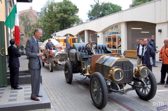 Rīgā ceļotājus sagaidīja viņa ekselence V.E. Ferdinando Zezza, ārkārtējais un pilnvarotais Itālijas vēstnieks Latvijā.