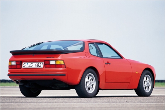 Cenu ziņā un pēc motoru jaudas Porsche 944 iekārtojās pa vidu 924 un 911
