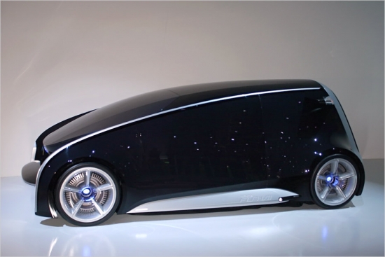 Automobilis kā viedtālrunis? Toyota inženieriem tas izdevies – nepilnus 4 m garajam Vii (Vehicle Interactive Internet) ir virsbūves paneļi, kas vajadzības gadījumā maina krāsu, attēlo dažādas animācijas vai teksta paziņojumus.