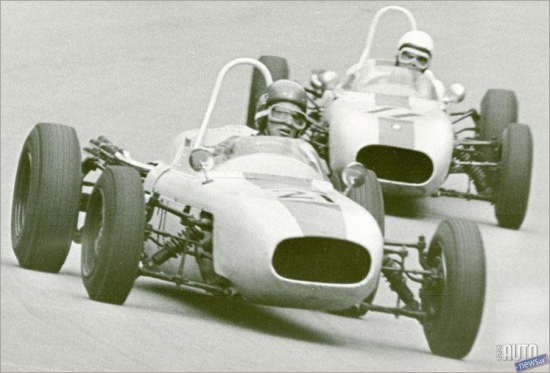 "Москвич-Г5"1969. Sērija G5 ar alumīnija vai stiklaplasta virsbūvi, disku bremzēm, progresīvo piecpakāpju ātrumkārbu un sacīkšu evolūcijas 1,8 litru DOHC 91 kW motoru, kas tikai attālu atgādināja donoru UMZ 412 (lasi – BMW 1500). Ar to pietika ātrumam 210 km/h un nav nekāds brīnums, ka pēdējā G5M piedalījās sacīkstēs vēl ilgi pēc rūpnīcas formulu programmas slēgšanas 1972. gadā. “Parastos” UMZ 412 motorus ar 1,5 litru darba tilpumu Maskavas meistari spēja forsēt līdz 82 kW un pēc tiem izveidojās milzu pieprasījums gan šosejā, gan trekā un rallijā, tikai dabūt tādu spēja vien retais. 