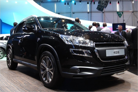 Peugeot 4008. Tāpat kā Citroën C4 Aircross, arī Peugeot 4008 radīts uz Mitsubishi Outlander platformas. 4,34 m garā krosovera motoru klāstā būs 1,6 un 1,8 litru dīzeļi, kā arī 1,6 un 2 litru benzīna agregāti, kas pārklās jaudas spektru 115-150 ZS robežās. Eiropā (Latvijā no augusta) Peugeot 4008 būs nopērkams vienīgi ar elektronikas vadītu pilnpiedziņas sistēmu.    