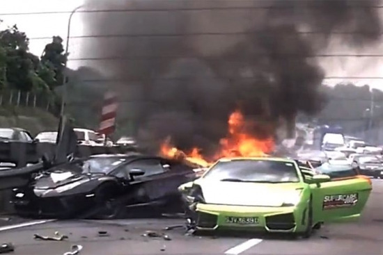 Trīs ar vienu reizi. Ja runa ir par izmaksu ziņā dārgām avārijām, tad jāatzīmē Lamborghini labdarības brauciens Singapūrā – pēc salīdzinoši nelielas sadursmes, aizdegās viens no superauto, liesmas pārsviedās un vēl diviem avārijā cietušajiem spēkratiem un gala rezultātā sadega trīs dārgi superauto (Gallardo, Gallardo Superleggera, Aventador), nodarot zaudējumus 630 000 eiro apmērā.