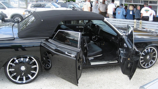 Durvis, kas veras pretēji braukšanas virzienam. Bija populāras pagājušā gadsimta vidū, tomēr vēlāk no tām atteicās negatīvās traumu statistikas dēļ. 

Tautā tās dēvēja par „pašnāvnieku (suicide) durvīm,” kas visai nepārprotami norāda uz to spēju atvērties pašā nepiemērotākajā brīdī, braucot lielā ātrumā. Šo risinājumu dažādos modeļos izmantoja Fiat, Ford, Lancia, Honda, Peugeot u/c.ražotāji. 

Mūsdienās šī konstrukcija atkal atgriežas – suicide durvis tiek lietotas Rolls-Royce limuzīnu būvē, bet nesen šo risinājumu sāka izmantot arī Opel, apgādājot ar tām kompaktvenu Meriva. Jāpiezīmē, ka šādas durvis bija arī šogad no konveijera noņemtajam japāņu sportkāram Mazda RX-8, bet Padomju laikus piedzīvojušie vēl labi atveras ZAZ-965 „vabolīti.”
