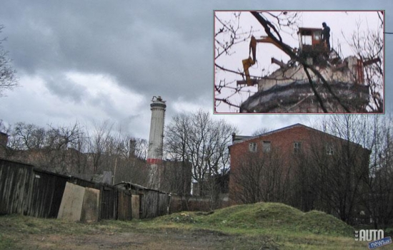 Ar katru dienu, skurstenī uzceltais traktors pietuvosies tuvāk zemei. 