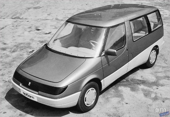 1990. gadā izstrādātais konceptkārs Moskvič 2139 Arbat palika vien maketa līmenī. Tam bija paredzēts uz metāla karkasa montēt plastmasas paneļus kā sporta mašīnai, kas liek apšaubīt šī minivena tehnoloģiskumu, taču Arbat vismaz bija harmonisks dizains, kas jaunāko laiku Moskvič vēsturē gadījās vairāk nekā reti.