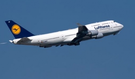 -Boeing 747. Lufthansa par Boeing 747 tvertnēs iepildītajiem 241 140 litriem kerosīna naftas kompānijām pārskaita 132 627 eiro.