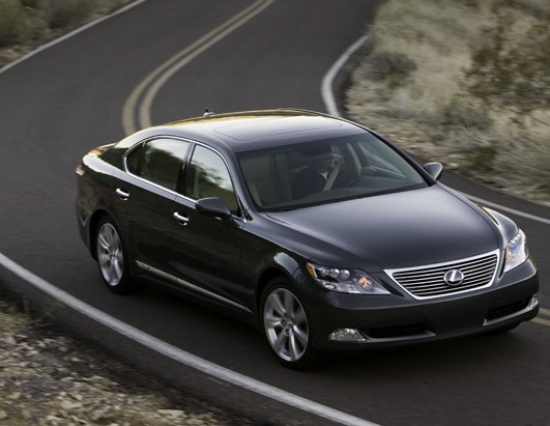 Lexus LS600h. Vēl dārgāks un ekskluzīvāks ir Lexus LS600h. Vairāk nekā 5 m garā automašīna aprīkota ar 5 litru V8, kas kopā ar elektromotoru producē 445 ZS jaudu. Lexus hibrīda flagmanis 100 km/h var sasniegt 6,3 sekundēs, bet 100 kilometru attālumu tas nobrauc vidēji ar 9,3 litriem. Arī cena ir visai iespaidīga – lētākā versija pieejama par 125 500 eiro.

