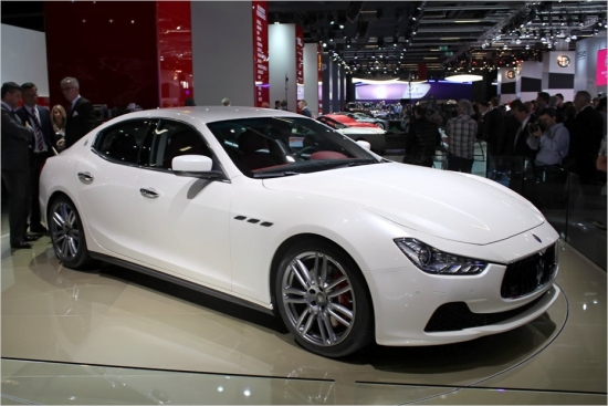 Maserati Ghibli.
Maserati Ghibli Frankfurtē svin Eiropas pirmizrādi. Tas ir itāļu kompānijas mazākais modelis un pirmais markas vēsturē, kas saņem dīzeļdzinēju (275 ZS V6, cena – 64 980€). Pircējiem tiks piedāvāti arī divi benzīna agregāti: Ghibli 330 Zs un Ghibli S 410 ZS. Pēdējo par papildu samaksu var komplektēt ar pilnpiedziņu.