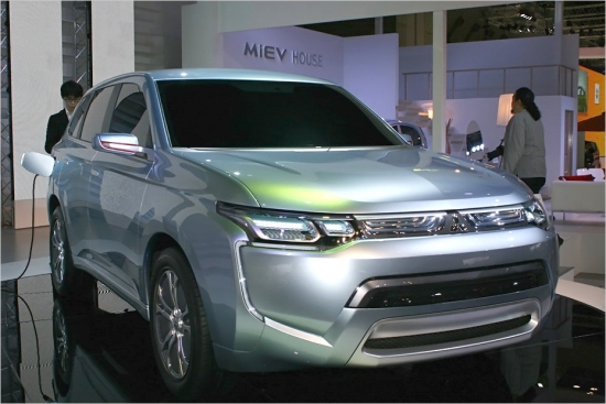 Mitsubishi Concept PX-MiEV II ir hibrīdpiedziņas krosovers, kurā izmantota arī pie mums nopērkamā mazauto iMiEV hibrīda tehnoloģija. Ražotāja dati liecina, ka ar 1 litru degvielas spēkrats var nobraukt 60 km, kas atbilst vidējam patēriņam 1,7 l/100 km. Kopējais nobraucamo kilometru skaits ar pilnu bāku un pilnībā uzlādētiem akumulatoriem ir aptuveni 800 km, no kuriem 50 var veikt elektriskā režīmā.
