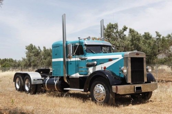1953.gada Peterbilt 350. Pēc 4,5 gadus ilga rūpīga restaurācijas procesa amerikāņu vilcējs šobrīd ir nevainojamā kārtībā un varētu doties reisā kaut tūlīt. Cena – 50 000 – 65 000 eiro.