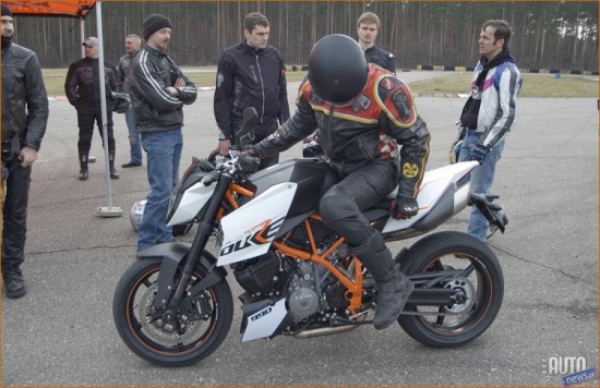 Apstājos un ar ierastu rokas kustību izslēdzu aizdedzi, noņēmu kreiso kāju no kāpšļa, pastiepu to, lai ar ierastu kustību novietotu motociklu uz sānu balsta... un uz brīdi iestājās neveikls apjukums. Sānu balsta nebija... 