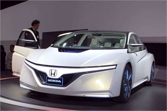 Honda AC-X (Advanced Cruiser-X) iemieso japāņu kompānijas jaunākos sasniegumus Plug-in hibrīdtehnoloģiju jomā. AC-X gadījumā 1,6 litru benzīna motors kombinēts ar elektromotoru, kas kopā ar uzpildītu degvielas tvertni un pilnībā uzlādētiem akumulatoriem nodrošina 1000 km distanci.

