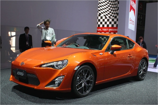 Pasaules debija arī Toyota GT 86. Divvietīgā kupeja ar sēdvietu formulu 2+2 aprīkota ar četrcilindru boksermotoru un aizmugurējo riteņu piedziņu. Tāpat kā tā tehniskais dvīnis Subaru BRZ, tirdzniecībā ieradīsies 2012.gadā.
