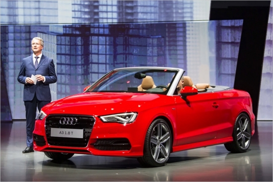 Audi A3 Cabriolet
Audi šefs Štadlers prezentē jauno A3 kabrioletu, kas tāpat kā agrāk „apsedzas” ar mīkstā materiāla jumtu, ko var pacelt un nolaist arī gaitā (līdz 50 km/h). Līdz ar modeļa startu 2014.gada pirmajā pusē pircējiem būs pieejams divi benzīna (1,4 l un 1,8 l) un viens divlitru TDI dīzeļa dzinējs. Vēlāk tiek solīti arī citi motoru varianti, jaudīgais S3 modelis un pilnpiedziņas modifikācija. Cena sākas no 31 700 eiro. 