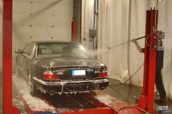 Pirms apstrādes, auto tiek rūpīgi nomazgāts no augšas un apakšas.