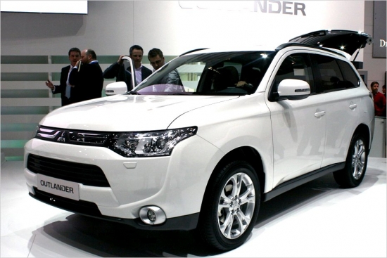 Mitsubishi Outlander. Trešās paaudzes modelis kļuvis ievērojami drošāks un taupīgāks. Par papildu maksu to iespējams aprīkot ar sistēmu, kas nelielos ātrumos palīdzēs izvairīties no sadursmes, uzsākot automātisko bremzēšanu. Motoru izvēlē 150 ZS benzīna vai dīzeļa dzinējs ar divu litru darba tilpumu, kurus var kombinēt ar Start-Stop sistēmu un 6 pakāpju a/k. Outlander būs nopērkams ar priekšējo riteņu piedziņu vai pilnpiedziņas variantā. Gada beigās ražotājs sola arī krosovera Plug-in modifikāciju.
