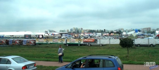 Lai iekārtoto 170 kompāniju stendus, bija nepieciešama 25 000 m² liela ekspozīcijas platība. Milzu teltis bija izvietotas arī „Bemowo” lidlaukā. Vietas pietika visiem, un par to gods un slava pasākuma organizatoriem — stāvvietas vieglajiem automobiļiem, autobusiem.