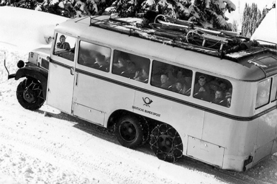 Jauns starts 1949.gadā – attēlā redzams par omnibusu pārbūvēts amerikāņu armijas General Motors trīsasnieks.