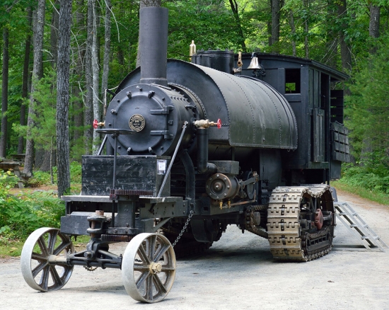 Mašīnas autors bija Elvins Orlando Lombards - uzņēmējs un inženieris no Merilendas štata. No 1901. līdz 1917.gadam viņa kompānija izlaida 83 tvaika puskāpurķēžu traktorus-vilcējus ar 10-30 tonnu masu, ko izmantoja kā bezsliežu lokomotīves būvlaukumos un mežizstrādē.